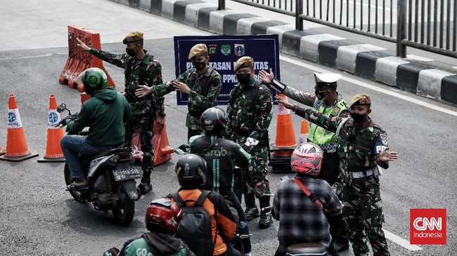 "Anda foto ini rambu dan laporkan saja ke atasan saudara kalau jalan ditutup," kata petugas kepada seorang teknisi yang sudah menunjukkan STRP di penyekatan.