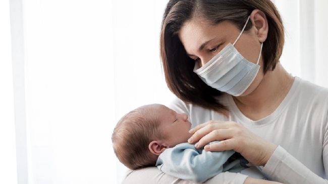 Bayi lahir prematur memiliki kondisi rentan mengalami komplikasi seperti gangguan pernapasan serta infeksi. Berikut kiat merawat bayi prematur menurut dokter.