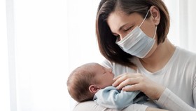 Trik Jemur Bayi Newborn Tanpa Takut Paparan Polusi Udara