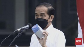 Jokowi Blusukan Bagi-bagi Sembako ke Warga Sunter Agung
