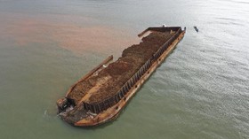 FOTO: Kapal Tongkang Nikel Terdampar di Perairan Konawe