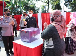 Kapolri ke Posko PPKM Mikro Terbaik di Bandung, Bagikan 1.000 Paket Sembako