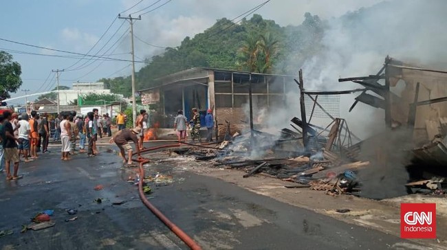 Gudang diduga tempat BBM di tengah pemukiman padat penduduk di Bandarlampung meledak dan terbakar, Kamis (15/7) pukul 10.20 WIB.