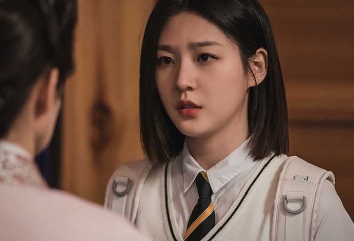 Kim Sae Ron menarik perhatian netizen dengan penampilan barunya yang berambut pendek. Dalam foto-foto yang dirilis Kakao TV tersebut, terlihat Kim Sae Ron akan berperan sebagai siswi SMA biasa. (foto: kakaotv.official)