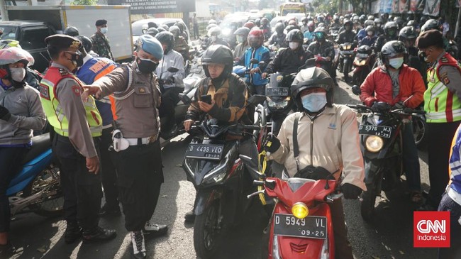 Penambahan penyekatan diperlukan agar polisi bisa membatasi mobilitas masyarakat selama penerapan masa PPKM Darurat ini.