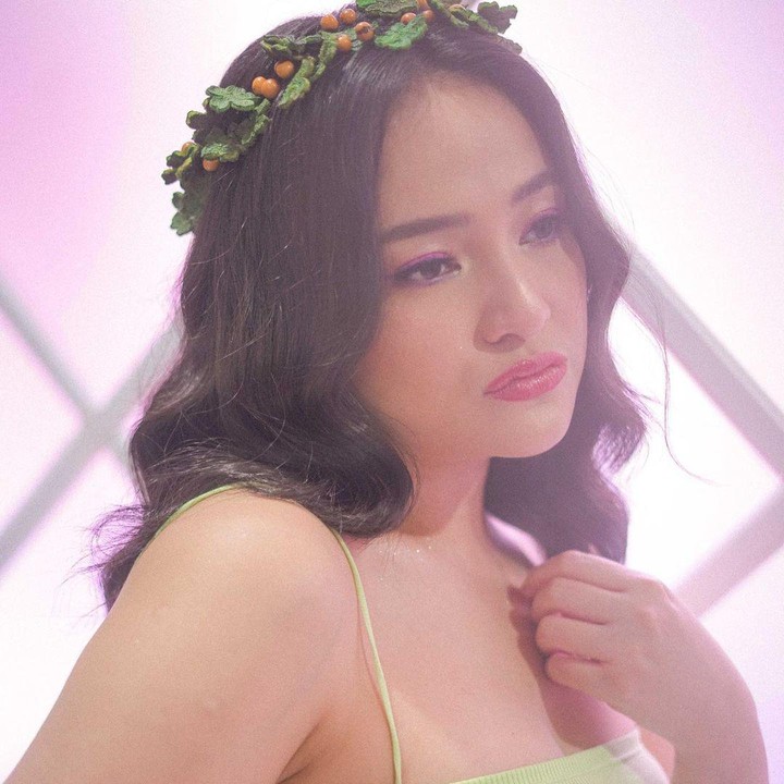 <p>Bahkan, Marshanda dahulu sempat<em> insecure</em> dengan perut-perut berlipat. Mengingat fakta di dunia hiburan badan perempuan harus terlihat sempurna dan ideal. Ia mengatakan, akhirnya banyak orang beralih ke cara kurus yang enggak sehat. (Foto: Instagram @marshanda99)</p>