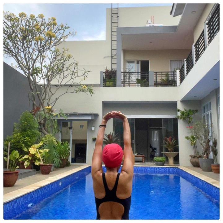 <p>Rumah Mira Lesmana dan Mathias Muchus terdiri dari dua lantai bergaya minimalis. Mereka memiliki kolam renang yang tidak besar namun mampu mempercantik rumah. (Foto: Instagram: @mirles)</p>
