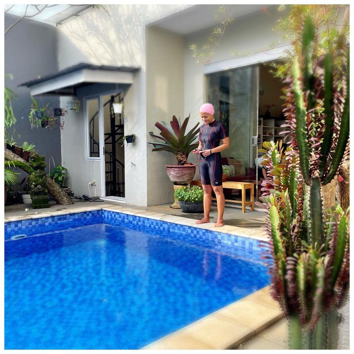 <p>Seperti di villa, Mira Lesmana bisa langsung berenang di<em> private pool</em> begitu keluar dari rumah. Asyik banget Bunda! (Foto: Instagram: @mirles)</p>