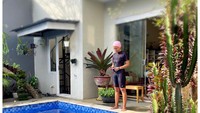 <p>Seperti di villa, Mira Lesmana bisa langsung berenang di<em> private pool</em> begitu keluar dari rumah. Asyik banget Bunda! (Foto: Instagram: @mirles)</p>