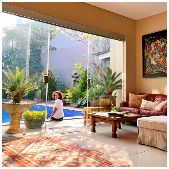 <p>Kolam renang itu terhubung langsung dengan ruang keluarga yang hanya dibatasi dengan sekat kaca. <em>View-nya</em> indah banget ya? (Foto: Instagram: @mirles)</p>