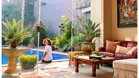 <p>Kolam renang itu terhubung langsung dengan ruang keluarga yang hanya dibatasi dengan sekat kaca. <em>View-nya</em> indah banget ya? (Foto: Instagram: @mirles)</p>