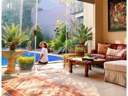 7 Potret Sejuknya Rumah Mira Lesmana & Mathias Muchus, Bak Vila di Bali