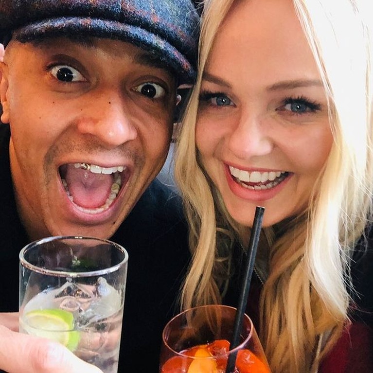 Momen Bahagia Pernikahan Emma Bunton Spice Girl dengan Jade Jones Setelah 21 tahun menjalin hubungan Emma Bunton Spice Girl resmi menikah dengan sang kekasih. Yuk intip potret pernikahannya!