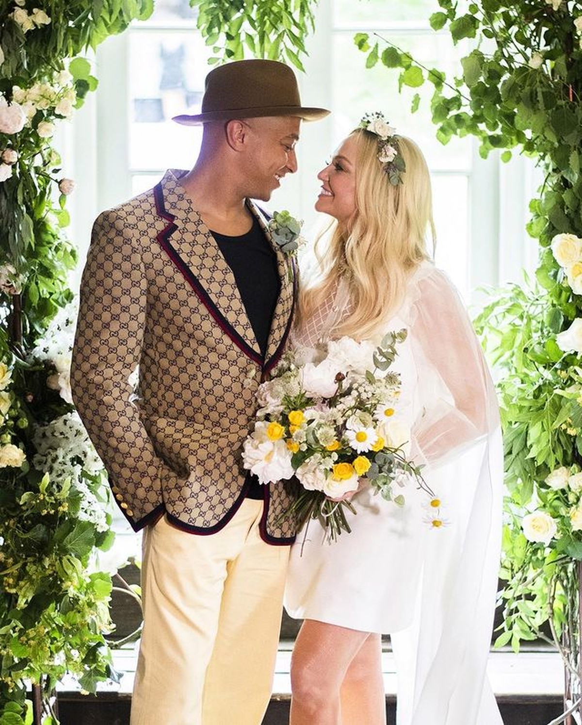 Setelah 21 tahun menjalin hubungan Emma Bunton Spice Girl resmi menikah dengan sang kekasih&period; Yuk intip potret pernikahannya&excl;