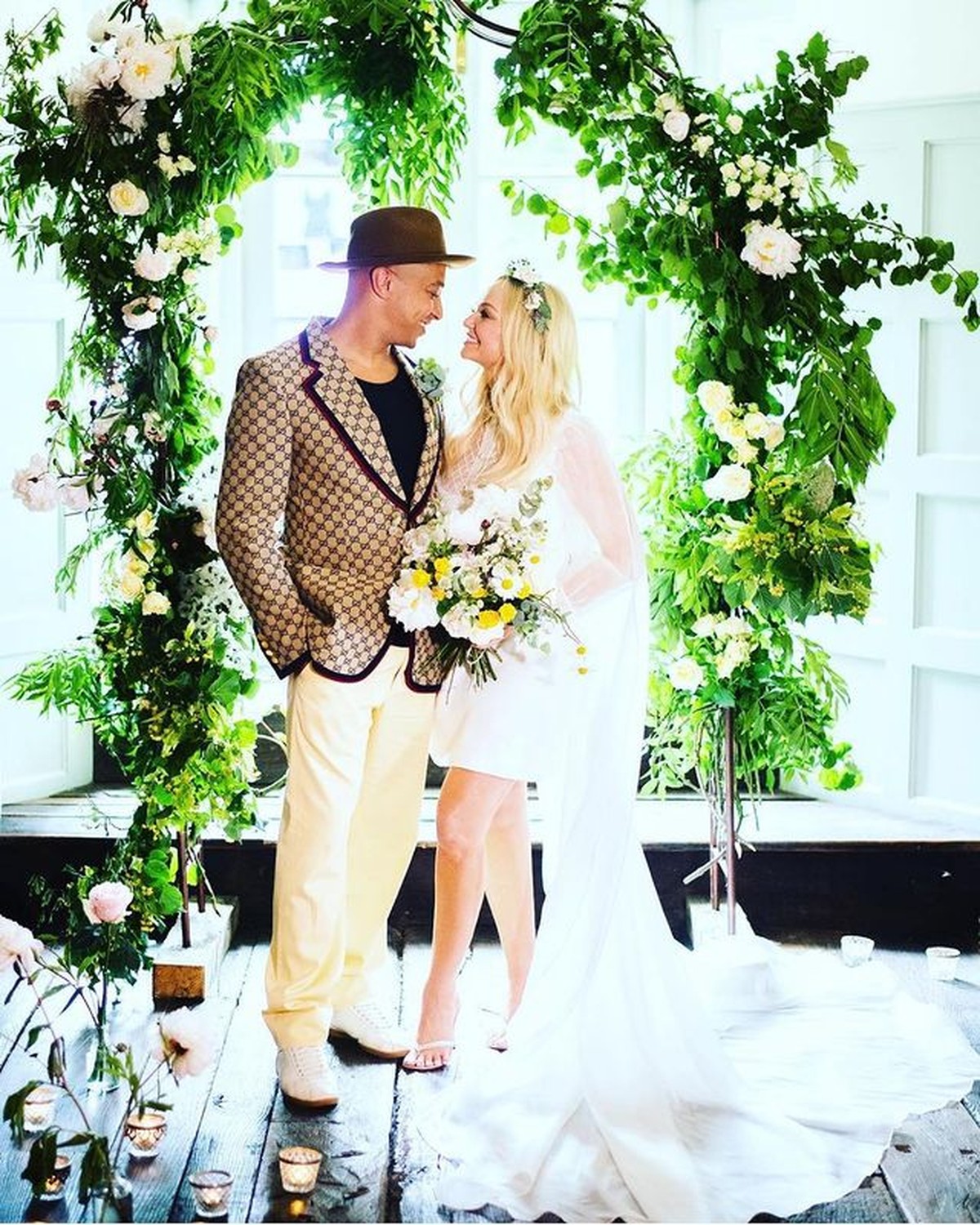 Setelah 21 tahun menjalin hubungan Emma Bunton Spice Girl resmi menikah dengan sang kekasih&period; Yuk intip potret pernikahannya&excl;