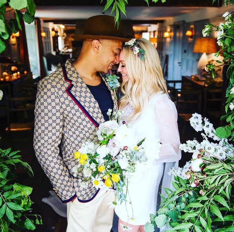 Momen Bahagia Pernikahan Emma Bunton Spice Girl dengan Jade Jones Setelah 21 tahun menjalin hubungan Emma Bunton Spice Girl resmi menikah dengan sang kekasih. Yuk intip potret pernikahannya!