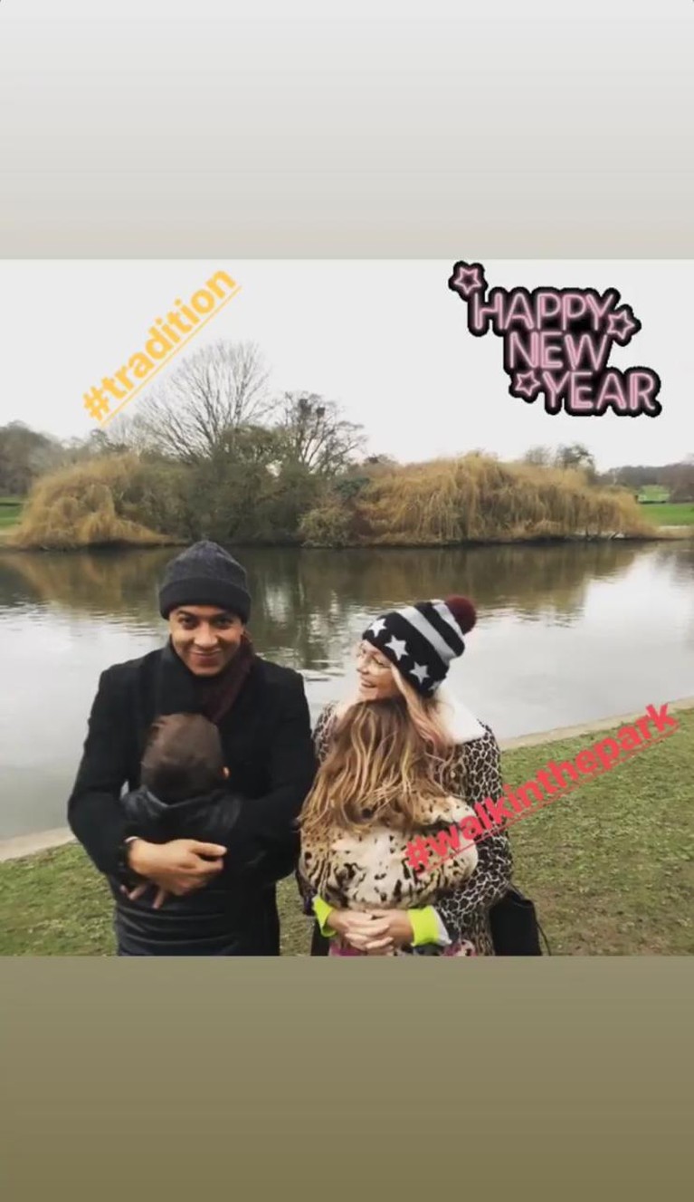 Momen Bahagia Pernikahan Emma Bunton Spice Girl dengan Jade Jones Setelah 21 tahun menjalin hubungan Emma Bunton Spice Girl resmi menikah dengan sang kekasih. Yuk intip potret pernikahannya!