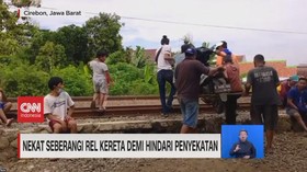 VIDEO: Nekat Seberangi Rel Kereta Demi Hindari Penyekatan
