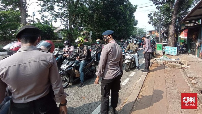 Pemegang STRP masih dapat melalui pos penyekatan Lenteng Agung di atas pukul 10.00 WIB. Pos Penyekatan tak ditutup total.