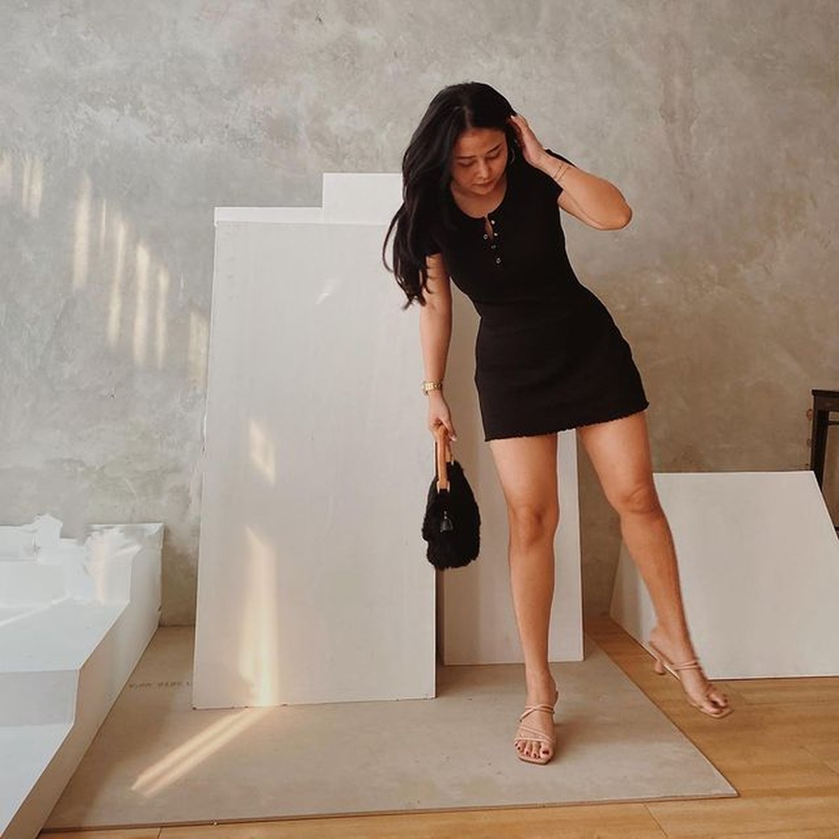 Mutia Ayu mengalami perubahan bentuk tubuhnya setelah hami dan melahirkan&period; Namun kini ia kembali terlihat langsing&period; Yuk intip&excl;