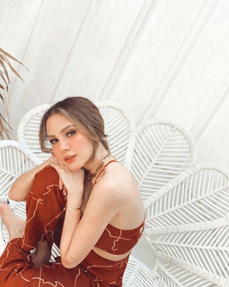 Pesona Paola Serena, Wanita yang Dikabarkan Dekat dengan Gading Marten Gading Marten dikabarkan sedang dekat dengan Paola Serena ungga foto bulan bersama. Yuk intip pesona Paola!