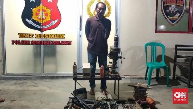 Kepolisian menggerebek satu rumah yang dijadikan tempat membuat senjata api (senpi) rakitan di Lampung Utara, Selasa (13/7/) lalu.