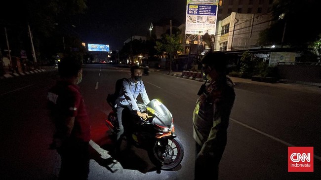 Hampir senada dalam menyokong kebijakan PPKM Darurat, Pemkot Medan dan Semarang sama-sama mematikan lampu jalan untuk mencegah kerumunan di malam hari.