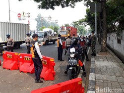 Jalan Daan Mogot Jakbar Disekat, Warga ke Pasar Masih Bisa Melintas
