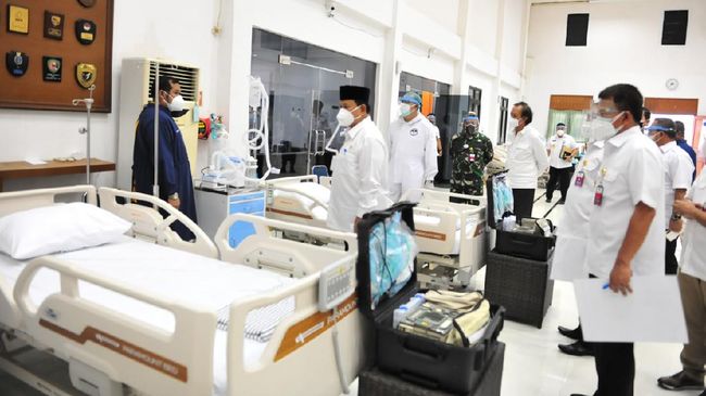 Menteri Pertahanan Prabowo Subianto baru-baru ini menarik perhatian karena menggunakan masker selang. Seperti apa efektivitas masker selang Prabowo ini?