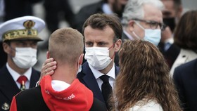 Warga Prancis Unjuk Rasa Protes Kartu Kesehatan Macron