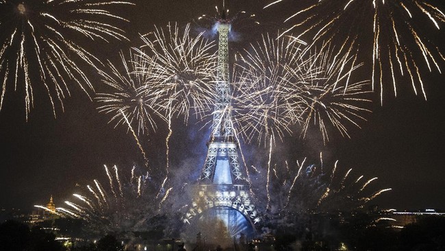 FOTO: Perayaan Bastille Prancis di Tengah Ketakutan Covid