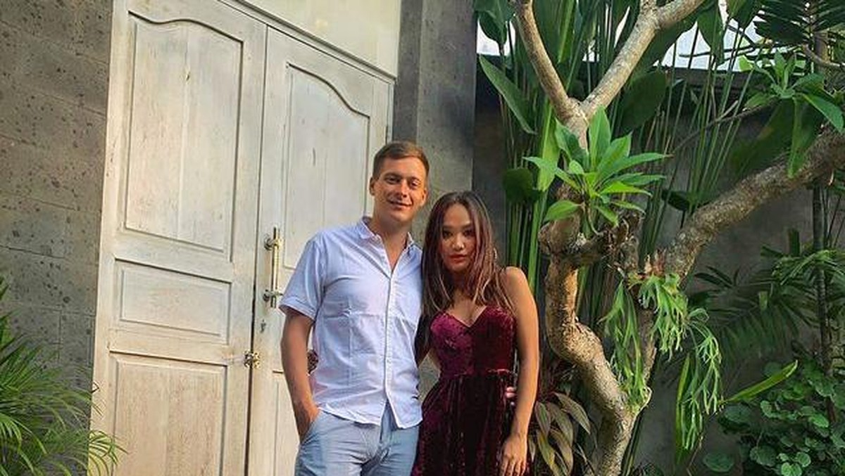 Kabar bahagia dari Alyssa Spischak putri sambung ustaz Derry Sulaiman telah direstui dan menikah dengan kekasih bule mualaf&period; Yuk intip&excl;