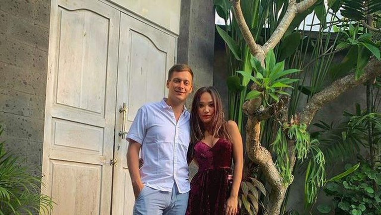 Kabar bahagia dari Alyssa Spischak putri sambung ustaz Derry Sulaiman telah direstui dan menikah dengan kekasih bule mualaf. Yuk intip!