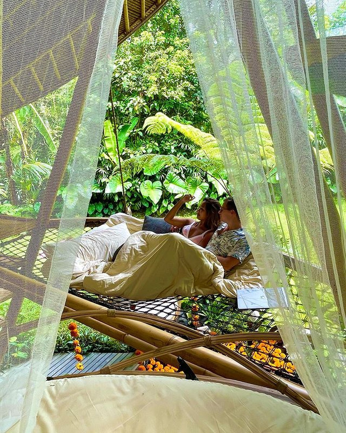 Kabar bahagia dari Alyssa Spischak putri sambung ustaz Derry Sulaiman telah direstui dan menikah dengan kekasih bule mualaf&period; Yuk intip&excl;