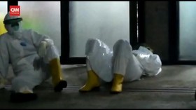 VIDEO: Kelelahan, Tenaga Medis Istirahat di Teras Depan IGD