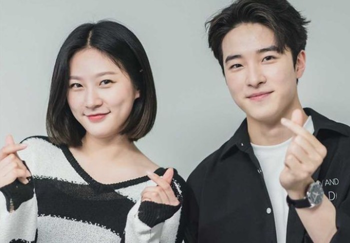 Tidak hanya Kim Sae Ron, Superior Shaman Ga Du Sim juga menggaet Nam Da Reum sebagai pemeran utama pria. Uniknya, Kim Sae Ron dan Nam Da Reum sama-sama mantan artis cilik populer, yang kini telah beranjak dewasa. (foto: kakaotv.official)