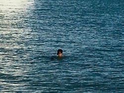 Langgar Lockdown, Pria Nekat Berenang Lintasi Laut Lepas Demi Bertemu Teman