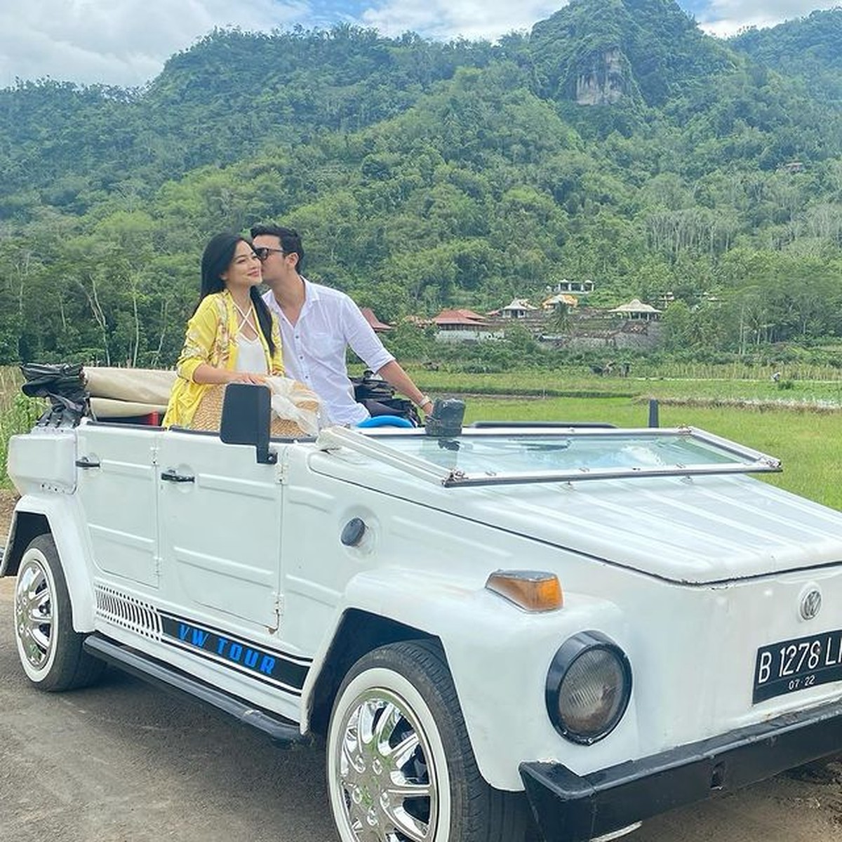 Titi Kamal dan Christian Sugiono telah 12 tahun membina biduk rumah tangga&period; Yuk kita intip kemesraan mereka bak pasangan ABG&excl;