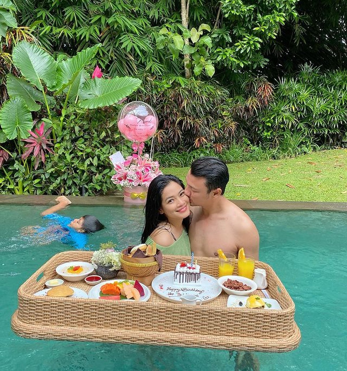 Titi Kamal dan Christian Sugiono telah 12 tahun membina biduk rumah tangga&period; Yuk kita intip kemesraan mereka bak pasangan ABG&excl;