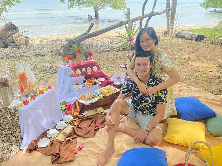 Titi Kamal dan Christian Sugiono telah 12 tahun membina biduk rumah tangga. Yuk kita intip kemesraan mereka bak pasangan ABG!