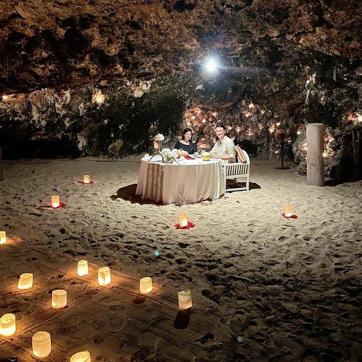 Titi Kamal dan Christian Sugiono telah 12 tahun membina biduk rumah tangga&period; Yuk kita intip kemesraan mereka bak pasangan ABG&excl;