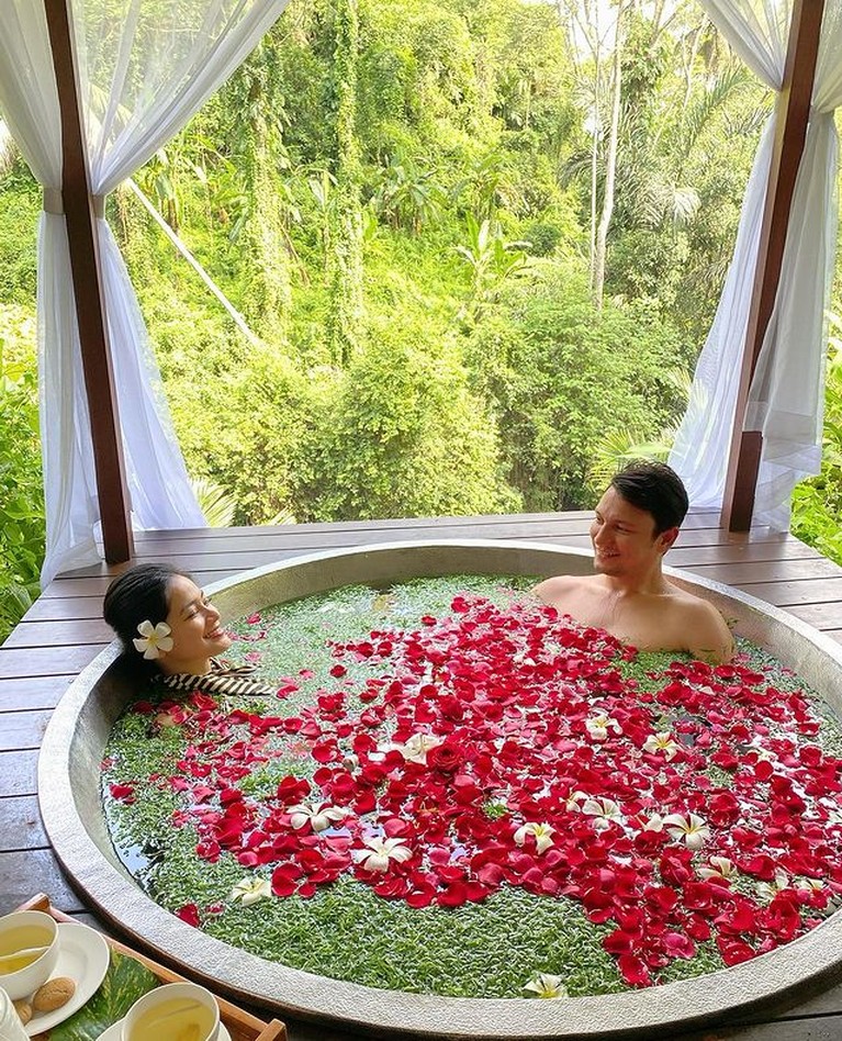 12 Tahun Menikah, Titi Kamal & Christian Sugiono Tetap Mesra Bak Pengantin Baru Titi Kamal dan Christian Sugiono telah 12 tahun membina biduk rumah tangga. Yuk kita intip kemesraan mereka bak pasangan ABG!