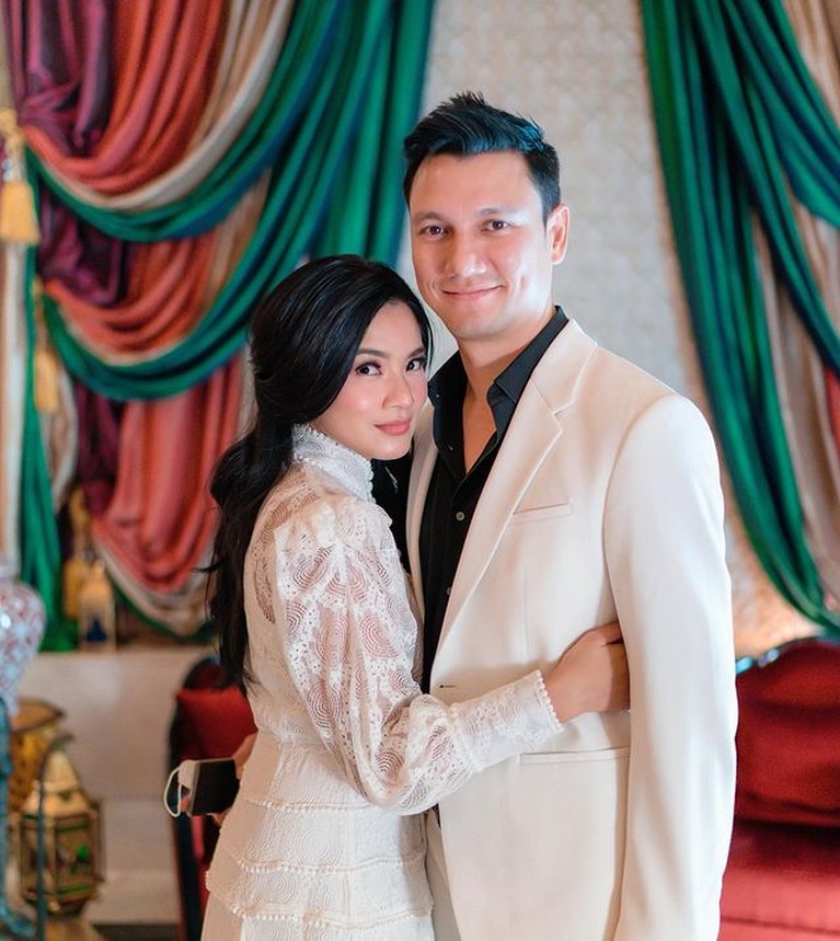 12 Tahun Menikah Titi Kamal And Christian Sugiono Mesra Bak Pasangan Abg Foto 1 