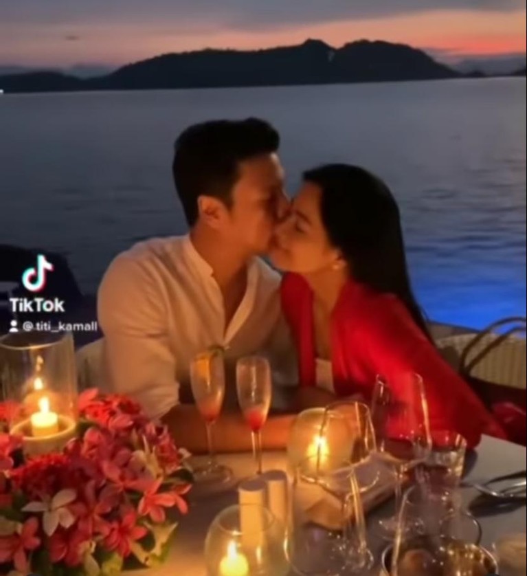 Titi Kamal dan Christian Sugiono telah 12 tahun membina biduk rumah tangga. Yuk kita intip kemesraan mereka bak pasangan ABG!
