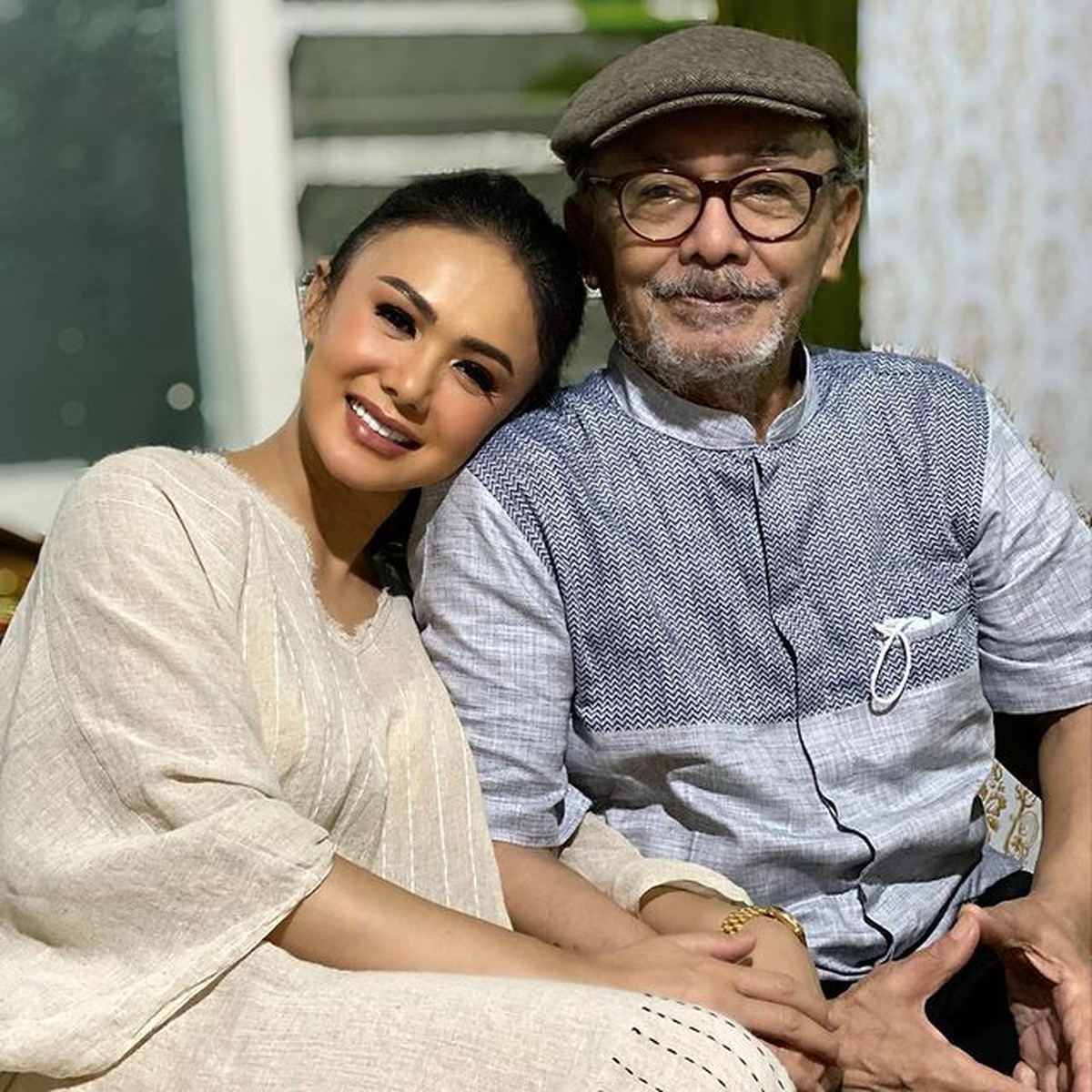 Kakak beradik Yuni Shara dan Krisdayanti tengah berduka kehilangan sang ayah tercinta&period; Yuk intip foto kenangan mereka&excl;