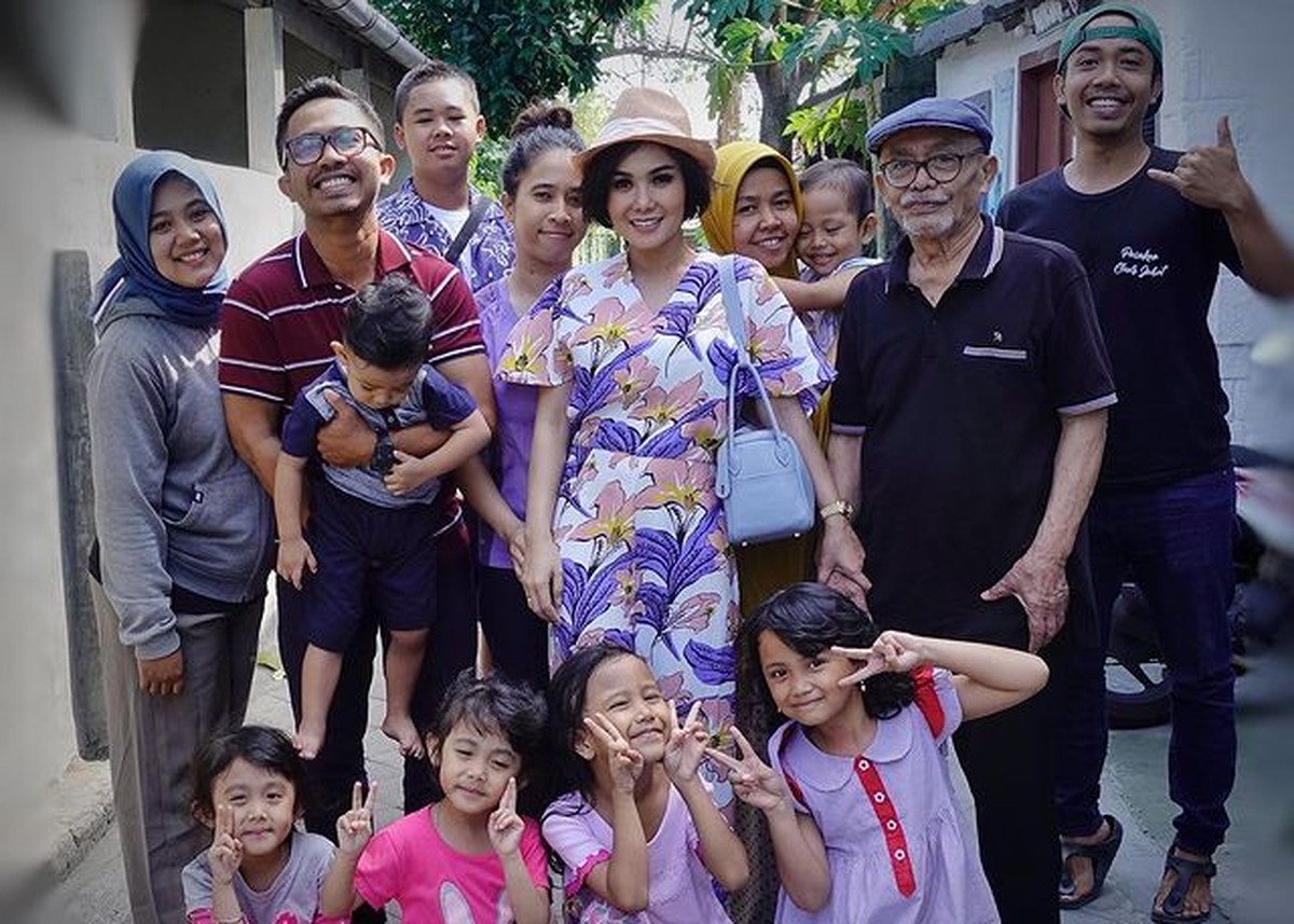 Kakak beradik Yuni Shara dan Krisdayanti tengah berduka kehilangan sang ayah tercinta&period; Yuk intip foto kenangan mereka&excl;