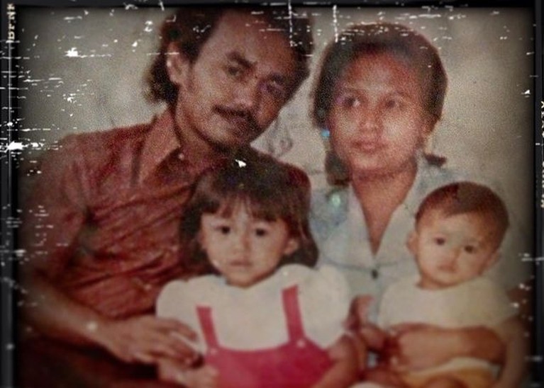 7 Foto Kenangan Manis Yuni Shara & KD dengan Sang Ayah Tercinta Kakak beradik Yuni Shara dan Krisdayanti tengah berduka kehilangan sang ayah tercinta. Yuk intip foto kenangan mereka!