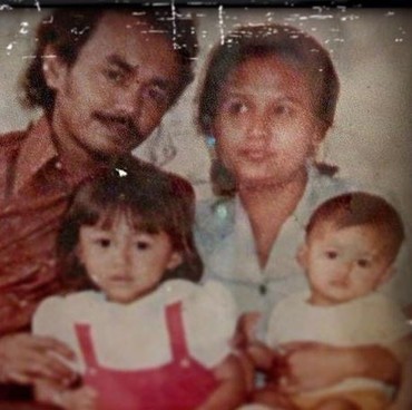 7 Foto Kenangan Manis Yuni Shara & KD dengan Mendiang Ayah Tercinta
