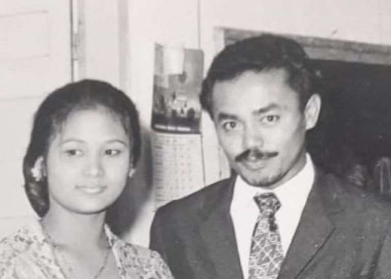 7 Foto Kenangan Manis Yuni Shara & KD dengan Sang Ayah Tercinta Kakak beradik Yuni Shara dan Krisdayanti tengah berduka kehilangan sang ayah tercinta. Yuk intip foto kenangan mereka!