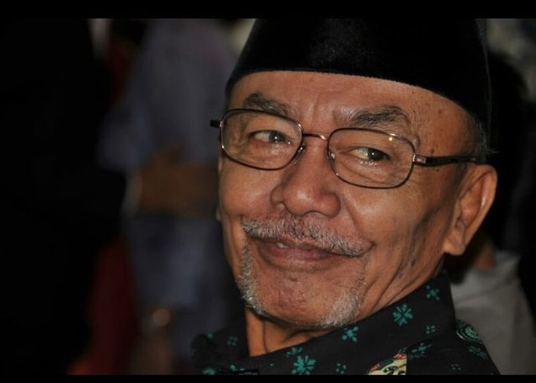 Kakak beradik Yuni Shara dan Krisdayanti tengah berduka kehilangan sang ayah tercinta. Yuk intip foto kenangan mereka!